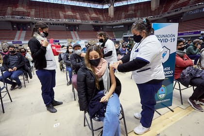 Preocupa en Mendoza la resistencia a vacunarse de un grupo etario clave. El gobernador Rodolfo Suarez señaló que los adultos entre 30 y 40 años son los que menos asisten a inmunizarse. Piden tomar mayor conciencia, inscribirse y presentarse a recibir las dosis.