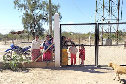 Preocupadas, mujeres originarias de un paraje ubicado cerca de las fronteras con Bolivia y Paraguay intentaban escuchar qué se discutía en una asamblea de la que sólo participaban los hombres que viven a orillas del río Pilcomayo; LA NACIÓN recorrió las comunidades de la zona