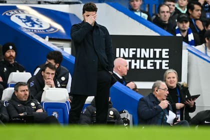Preocupado, Pochettino se tapa el rostro durante la derrota de Chelsea ante Wolverhampton