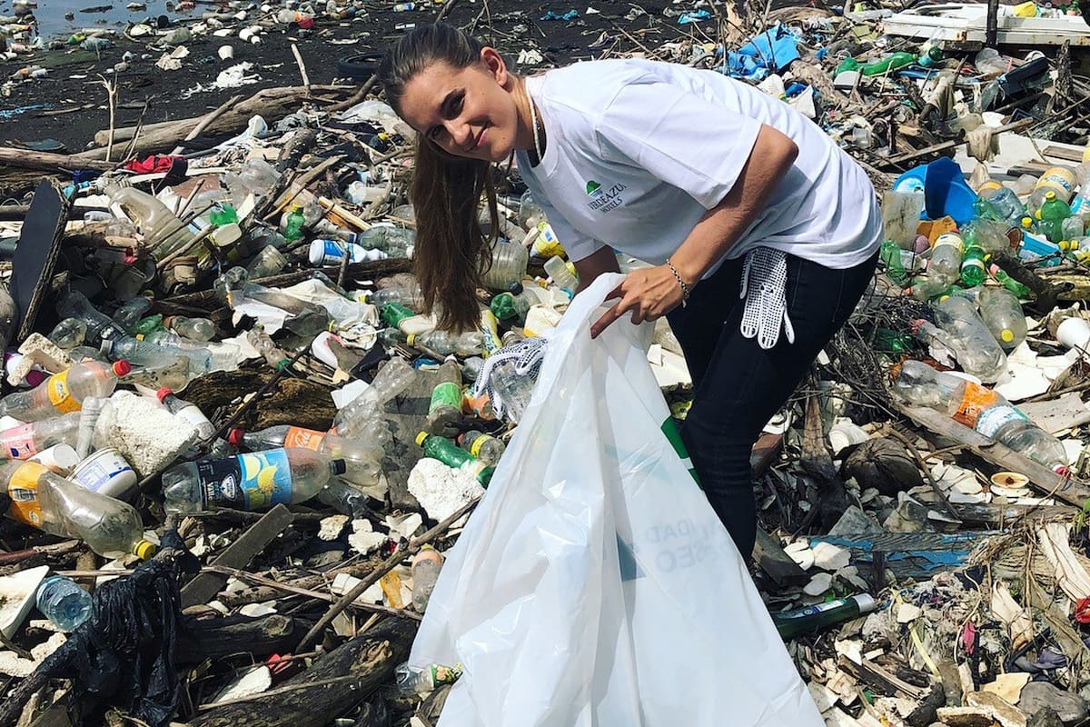 Preocupados por el impacto de este material en la contaminación de playas y océanos, hay muchos jóvenes que decidieron poner manos a la obra; su objetivo, generar más conciencia y lograr cambios en hábitos cotidianos