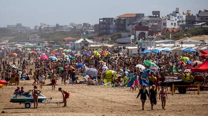 El relajamiento social y las fiestas clandestinas son algunos de los temas que preocupan este verano