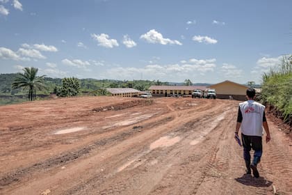 Preparación del terreno para el Centro de Tratamiento del Ébola (CTE) en el Hospital General de Referencia de Mongbwalu, donde Médicos Sin Fronteras (MSF) está desarrollando un centro de tratamiento con 60 camas en colaboración con el Ministerio de Salud.
