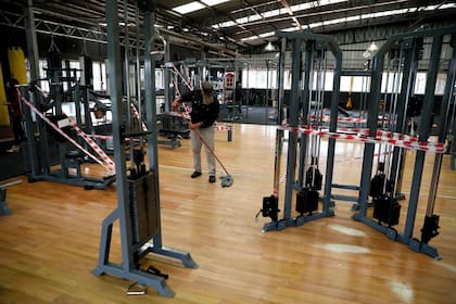 Preparación y limpieza del gimnasio cerrado en el Club Claudio Marangoni, en San Isidro