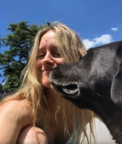 Preparada para la foto cuando se acercó Milo, su perro; salió una en conjunto