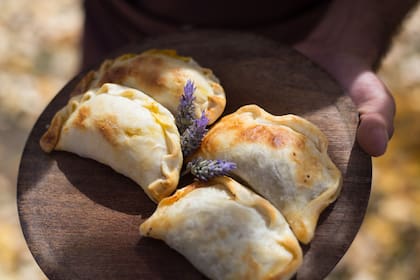 Preparan empanadas de carne y humita.