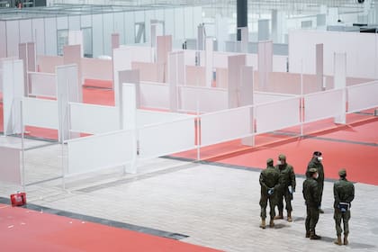 Preparan hospital de campaña en el predio de Ifema, en Madrid.