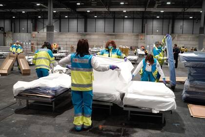 Preparan hospital de campaña en el predio de Ifema, en Madrid.