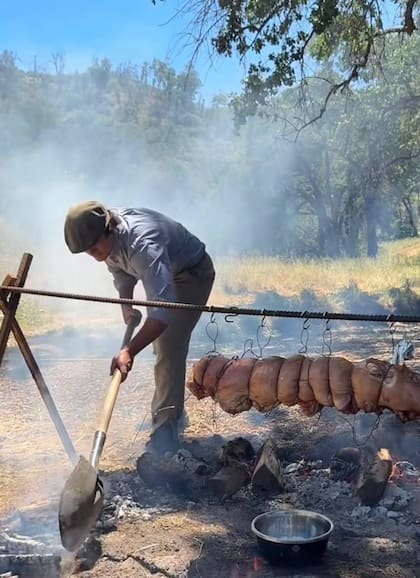 Preparando el lechón deshuesado desde el primer paso al último, en un viñedo en Estados Unidos