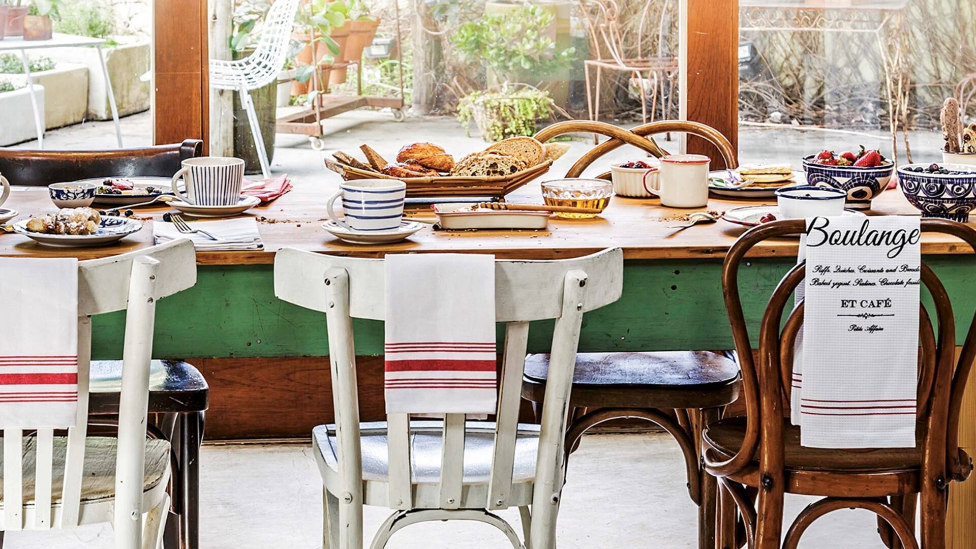 Preparar un brunch con aires franceses solo requiere de un poco de ingenio. En este caso, sillas de distintos estilos y mesa natural, sin mantel, crean el escenario para disfrutar de todo tipo de exquisiteces hasta pasado el mediodía.