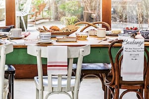 Preparar un brunch con aires franceses solo requiere de un poco de ingenio. En este caso, sillas de distintos estilos y mesa natural, sin mantel, crean el escenario para disfrutar de todo tipo de exquisiteces hasta pasado el mediodía.