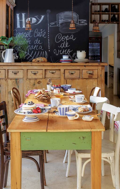 Preparar un brunch con aires franceses solo requiere de un poco de ingenio. En este caso, sillas de distintos estilos y mesa natural, sin mantel, crean el escenario para disfrutar de todo tipo de exquisiteces hasta pasado el mediodía.