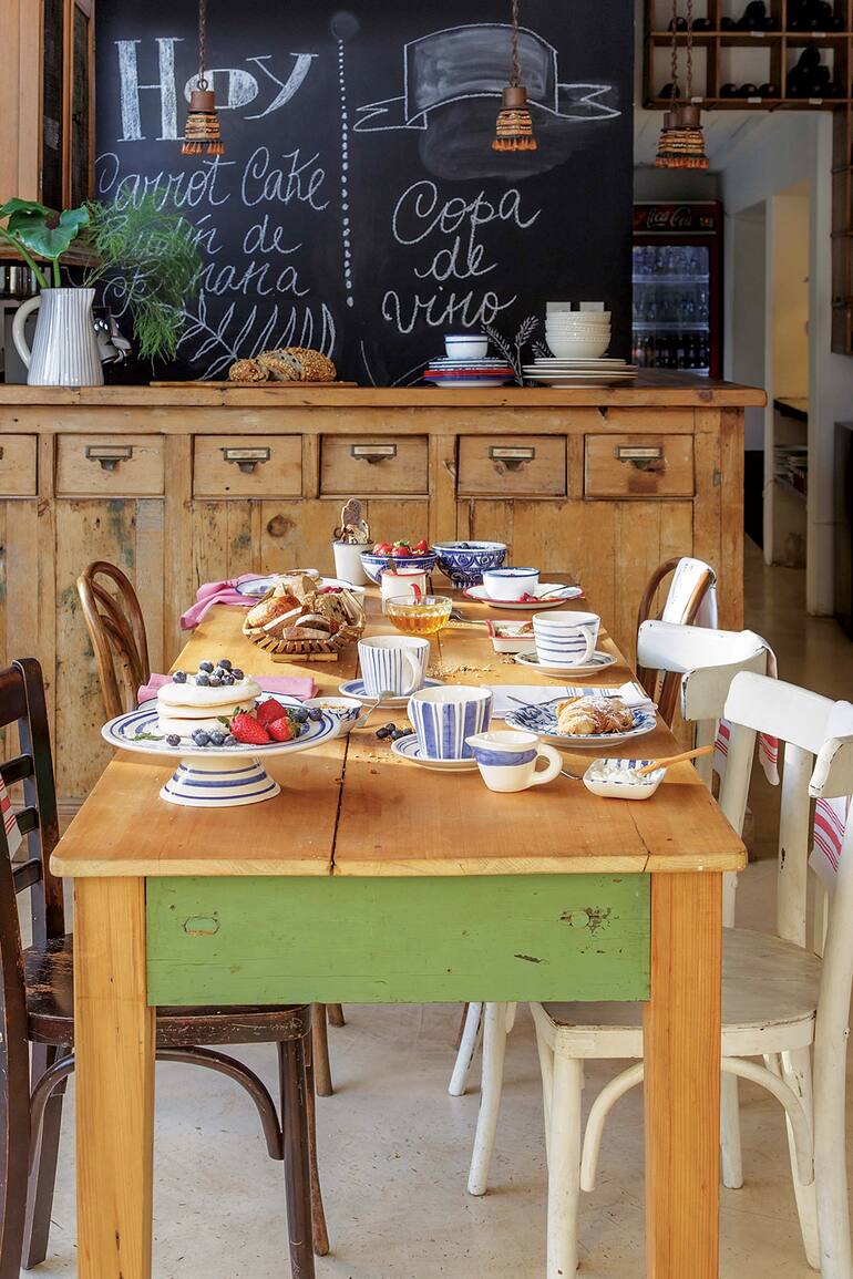 Preparar un brunch con aires franceses solo requiere de un poco de ingenio. En este caso, sillas de distintos estilos y mesa natural, sin mantel, crean el escenario para disfrutar de todo tipo de exquisiteces hasta pasado el mediodía.