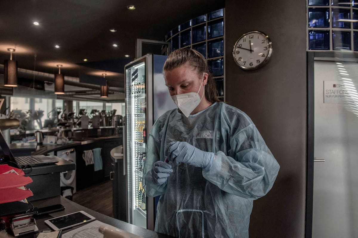 Preparativo de un test rápido en Alemania (Laetitia Vancon/The New York Times)