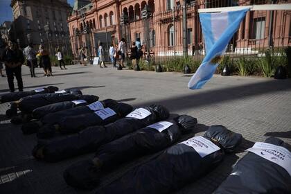 La puesta ocasionó el repudio de múltiples funcionarios y actores de la sociedad civil