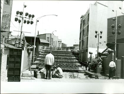 Preparativos del teatro al aire libre por iniciativa de Cecilio Madanes.