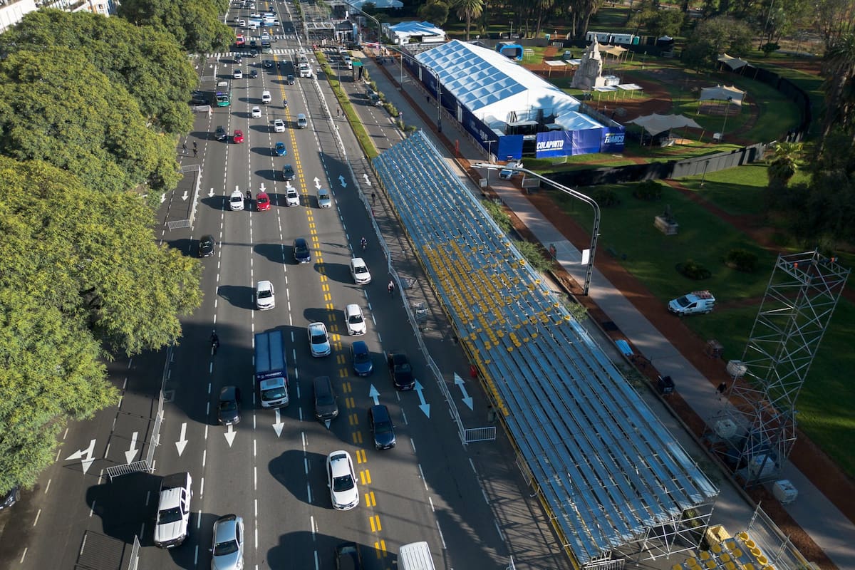 Preparativos en Avenida del Libertador por el evento que va a tener como protagonista a Franco Colapinto el domingo