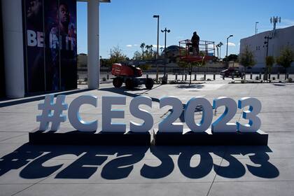 Preparativos en el Centro de Convenciones de Las Vegas antes del inicio de la feria tecnológica CES, el lunes 2 de enero de 2023 en Las Vegas. (Foto AP/John Locher)