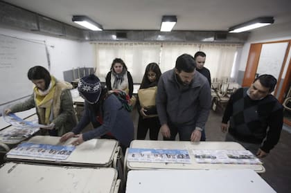 Mesa de votación en la escuela N°1 de Pinamar. En ese distrito se registró el nivel más alto de ausentismo en la elección provincial