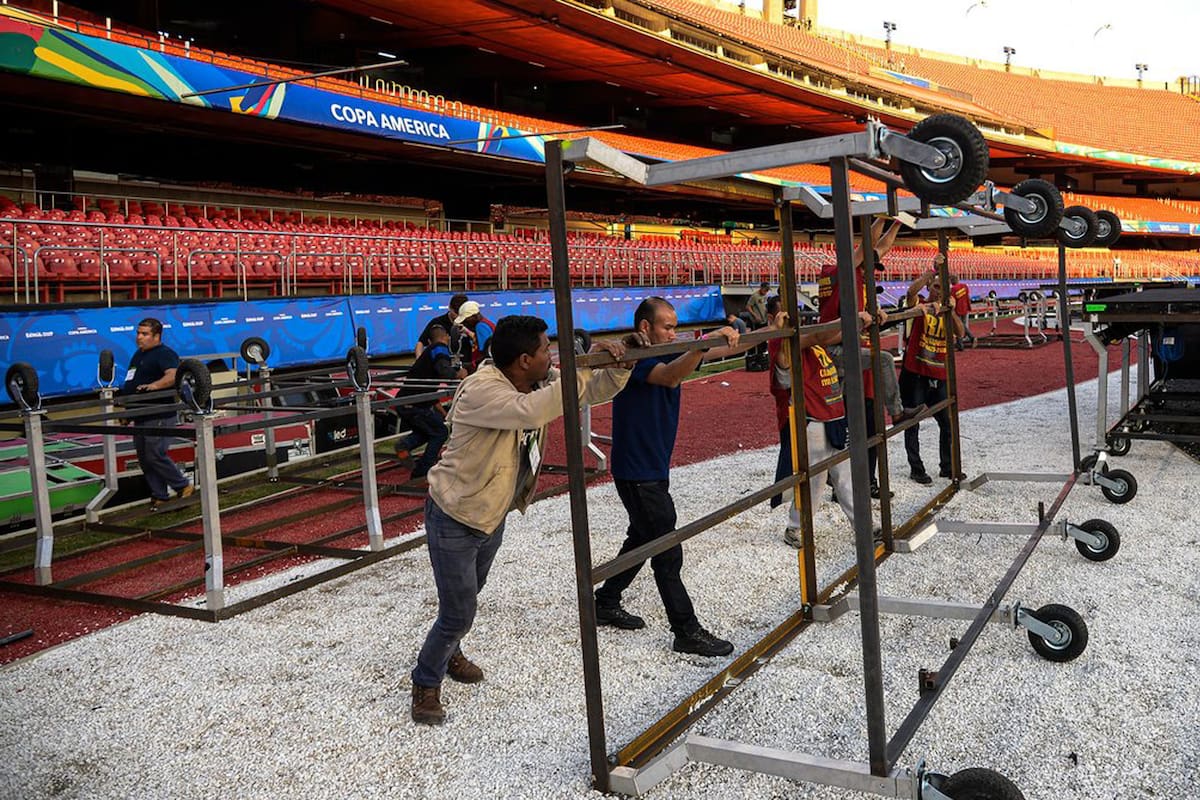 Preparativos finales en el estadio Morumbí, de San Pablo, el escenario de la fiesta y el partido inaugurales.