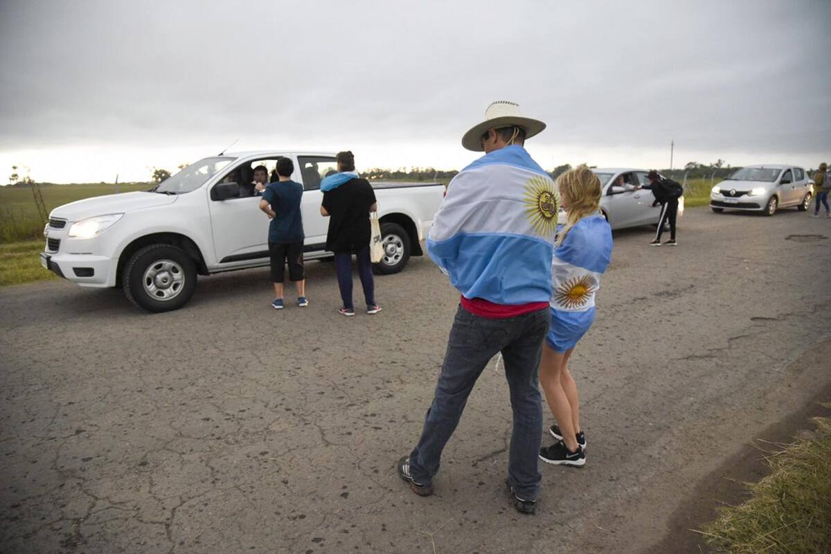 Preparativos para la asamblea de auto convocados frente a Expoagro.