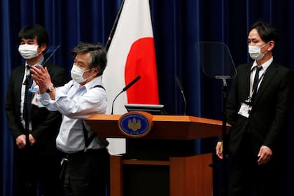 Preparativos para una conferencia de prensa del primer ministro de Japón, ante el brote de coronavirus