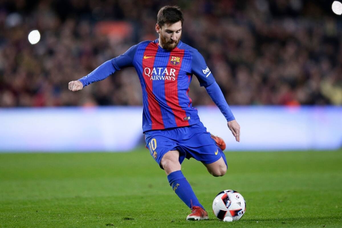 Prepare, apunte: Messi, a punto de impactar la pelota en el tiro libre que le daría el gol decisivo a Barcelona ante Athletic Bilbao