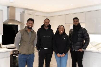 Prescila con los organizadores del sorteo.