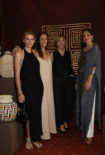Julieta Spina, Florencia Perotti, Grace Ratto y Astrid Muñoz. "Curatoria" es el espacio creado por Astrid, con compromiso social con los pueblos originarios. Con el handmade luxury como eje, cuenta con piezas únicas, hechas a mano. “Nuestro trabajo colaborativo junto a los artesanos y diseñadores nos permite entretejer lo ancestral con el lujo de lo hecho a mano”, declaró Muñoz. “Unir lo artesanal a lo comercial es comprender las necesidades del sustento económico y emocional del artesano, su familia y su comunidad”.