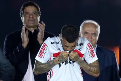 Presentación de Dani Alves en el Estadio Morumbi.