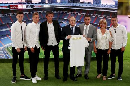 Presentación de Eden Hazard junto a su familia y al presidente de Real Madrid, Florentino Perez