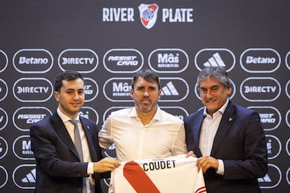 Presentación de Eduardo "Chacho" Coudet como nuevo director técnico de River, presentado en conferencia de prensa en el estadio Monumental, junto al presidente Stefano Di Carlo y el secretario técnico Enzo Francescoli