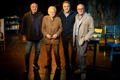 También en la noche del miércoles se presentó La lluvia seguirá cayendo, la obra de Oscar Barney Finn y Marcelo Zapata que interpretan Paulo Brunetti y Osvaldo Santoro en Teatro Beckett
