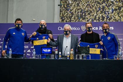 Presentacion de Norberto Briasco y Esteban Rolón como refuerzos de Boca; los acompañan Jorge Bermúdez, Jorge Ameal y Raúl Cascini