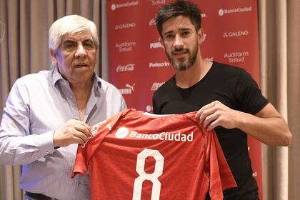 Hugo Moyano y Pablo Pérez, el día de su presentación en Independiente