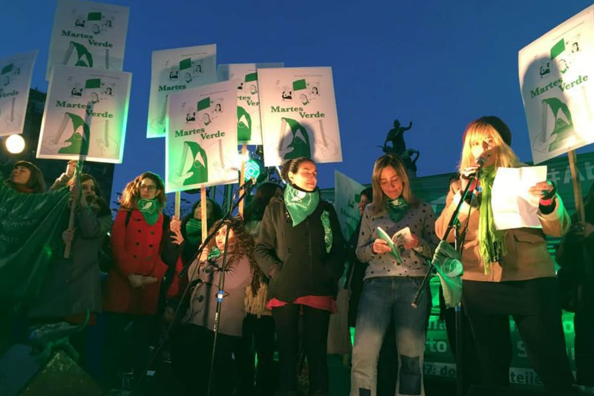 Presentación del libro "Martes Verde" frente al Congreso