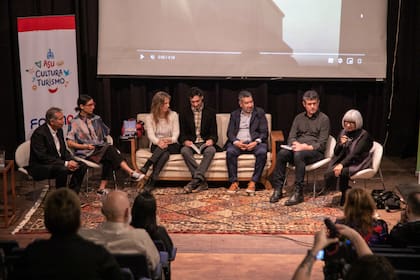 Presentación del libro de arte correntino "Yaguá Rincón"; de izquierda a derecha: Diego Costa Peuser, Irene Gelfman, María Paula Zacharías, Richar De Itatí, Gabriel Romero, Gustavo Piñero y Adriana Almada