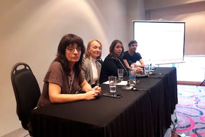 Presentación en la Feria del Libro del tarifario de la Unión de Escritoras y Escritores: Silvina Rocha, María Inés Krimer, Débora Mundani y Enzo Maqueira