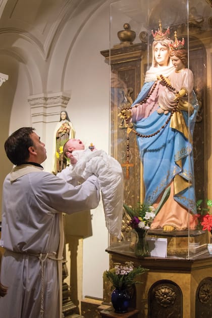 “Presentamos al bebé a la Virgen de San Nicolás, que fue testigo de muchos llantos y alegrías en mi vida. Soy muy devota a ella y me gusta ir a rezarle”, contó la diseñadora.