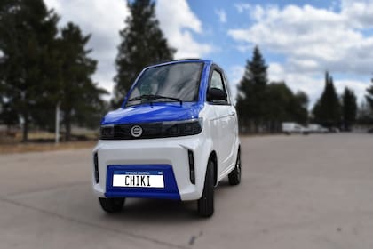 Presentan un auto eléctrico para tres personas que se vende como el 0km más barato del país