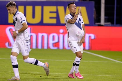 Presente y futuro: Ricardo Centurión festeja un gol, mientras que Orellano, el "Messi de Liniers", corre hacia otro lado