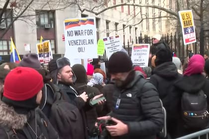 Presentes frente al tribunal, portan carteles a la espera de la llegada de Maduro