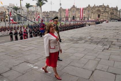 Presidenta de Perú da último discurso entre protestas de familiares de muertos durante su gobierno