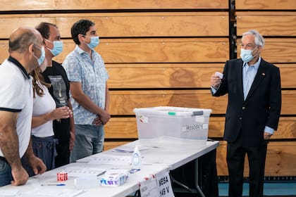 Presidente de Chile Sebastián Piñera, asiste a votar en segunda vuelta Presidencial y da un discurso.