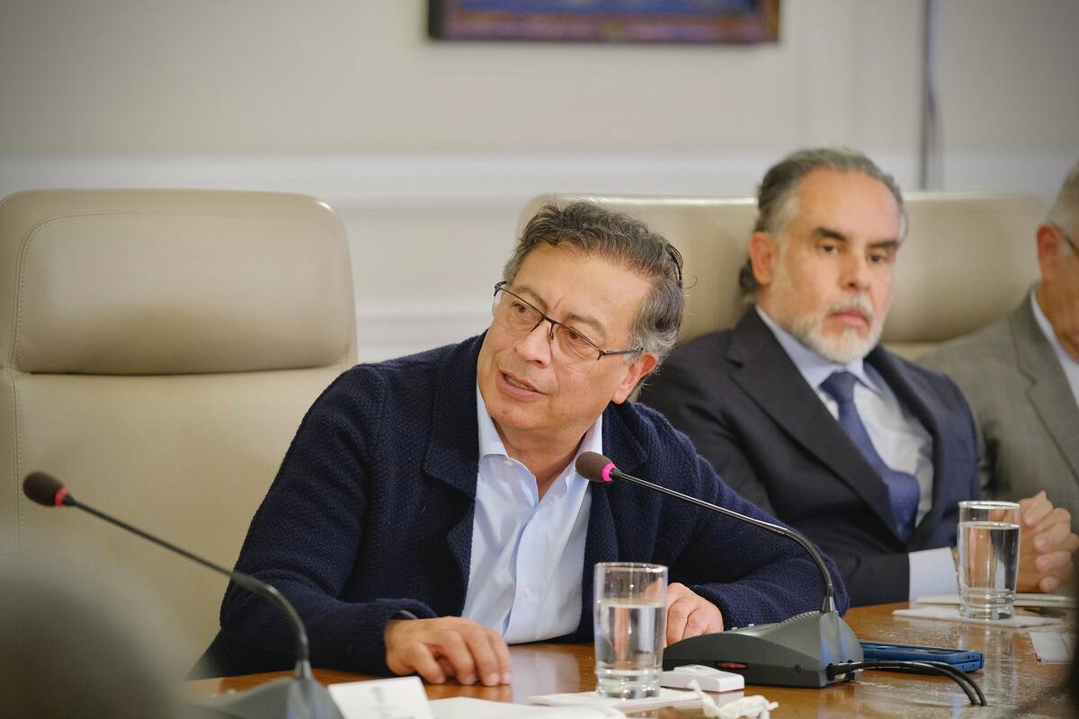 Presidente de Colombia, Gustavo Petro, al lado de Armando Benedetti, un cuestionado exembajador y operador político que ahora es jefe de despacho presidencial, un nombramiento que causó críticas incluso de la vicepresidenta Francia Márquez y la ministra de Ambiente, Susana Muhamad.