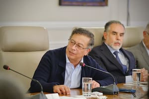 Presidente de Colombia, Gustavo Petro, al lado de Armando Benedetti, un cuestionado exembajador y operador político que ahora es jefe de despacho presidencial, un nombramiento que causó críticas incluso de la vicepresidenta Francia Márquez y la ministra de Ambiente, Susana Muhamad.
