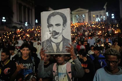 Presidente de Cuba encabeza tradicional manifestación de jóvenes en homenaje a héroe nacional Martí