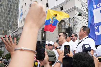 Presidente de Ecuador convoca a consulta popular para reformar la Constitución