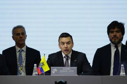Presidente de Ecuador desafía a la Asamblea y publica ley que legisladores decidieron archivar