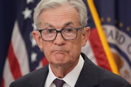 Presidente de la Fed dice que la economía de EEUU aún necesita recortes de tasas
