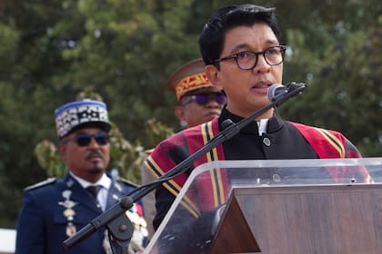 Presidente de Madagascar huye en medio de rebelión militar, pero no renuncia